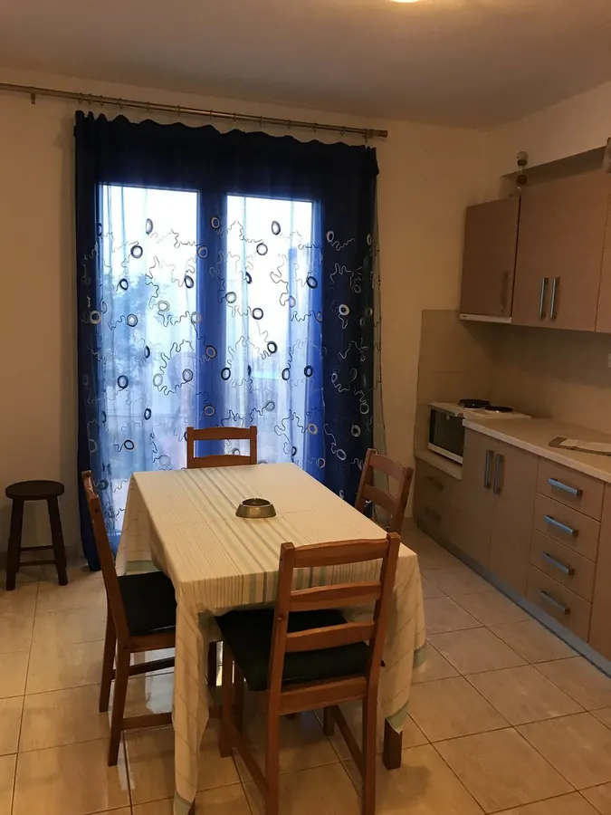 Kitchenette with dining table
